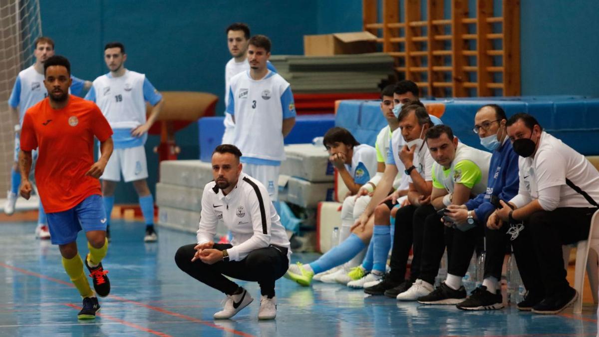 José Fernández durante uno de los tres únicos partidos que dirigió al equipo este curso. | JUAN A. RIERA