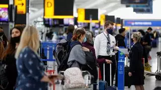 Reino Unido reimpone los test previos al viaje para los vacunados