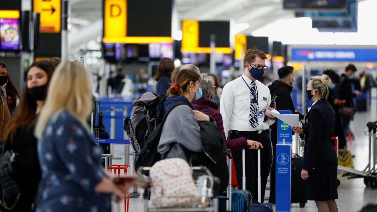 Varias personas en el aeropuerto de Heathrow.