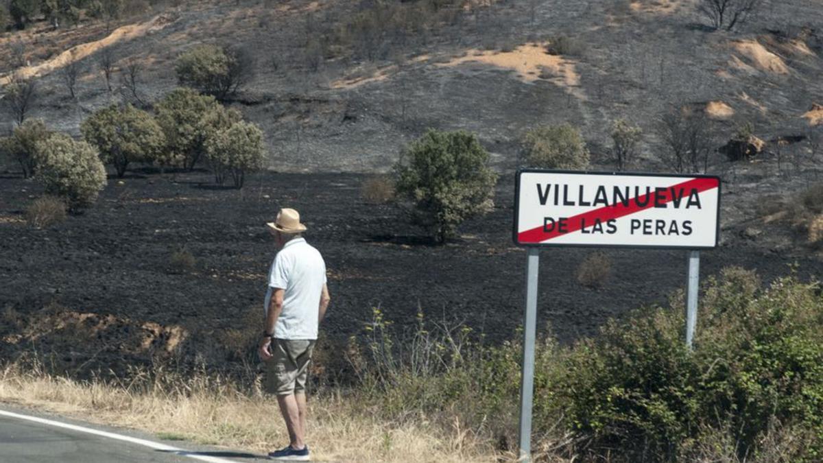 Un vecino a la entrada de Villanueva de las Peras.