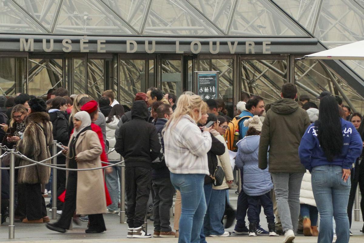 Exterior del Museo del Louvre este miércoles 10 de diciembre. Los agentes de seguridad privada del Louvre o la Policía podrían haber impedido la fuga de los ladrones que asaltaron el museo parisino el 19 de octubre por un lapso de tan solo unos 30 segundos, según las conclusiones de la investigación administrativa lanzada a raíz del suceso. EFE/ Edgar Sapiña Manchad