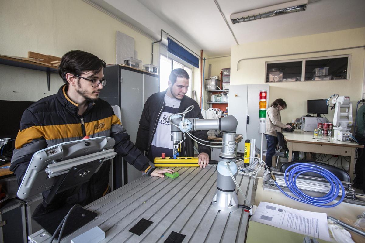 Fomación en control Industrial y Sistemas robóticos integrados