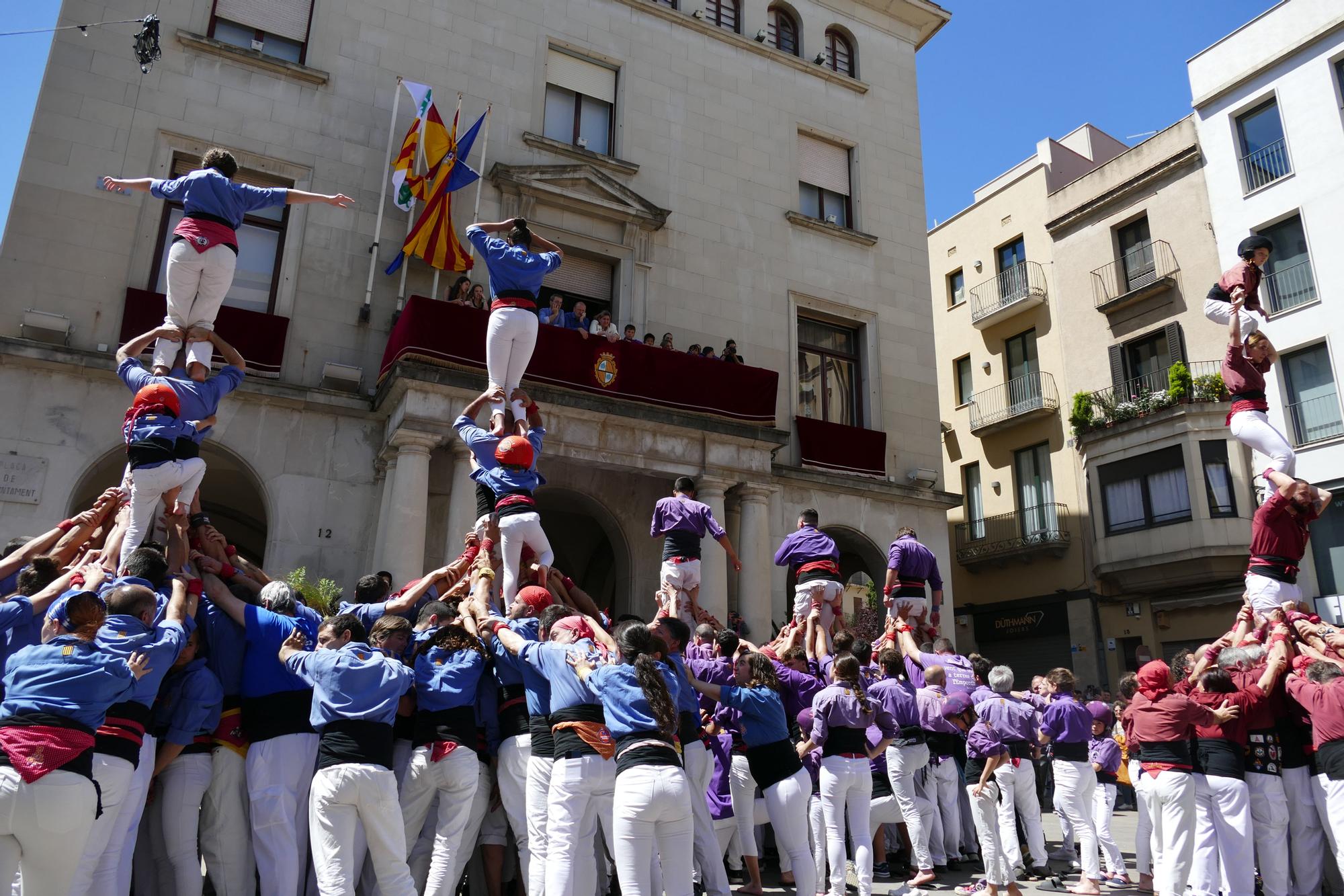 La plaça es tenyeix de colors amb la Diada Castellera de Santa Creu