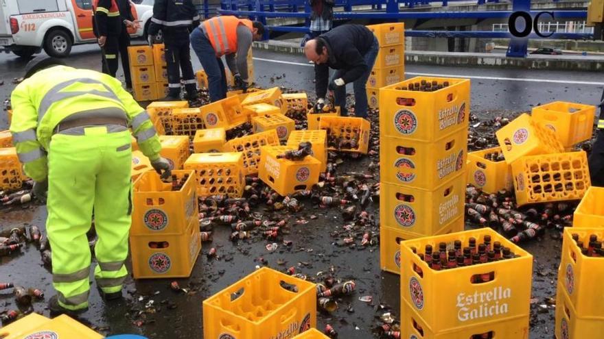 Un camión pierde su carga de cerveza en Sabón