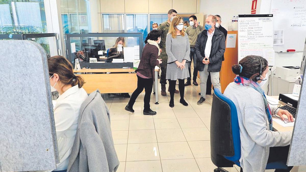 Patricia Gómez y el director general del IB-Salut, Juli Fuster, visitaron ayer la central covid-19 en el polígono Can Valero.