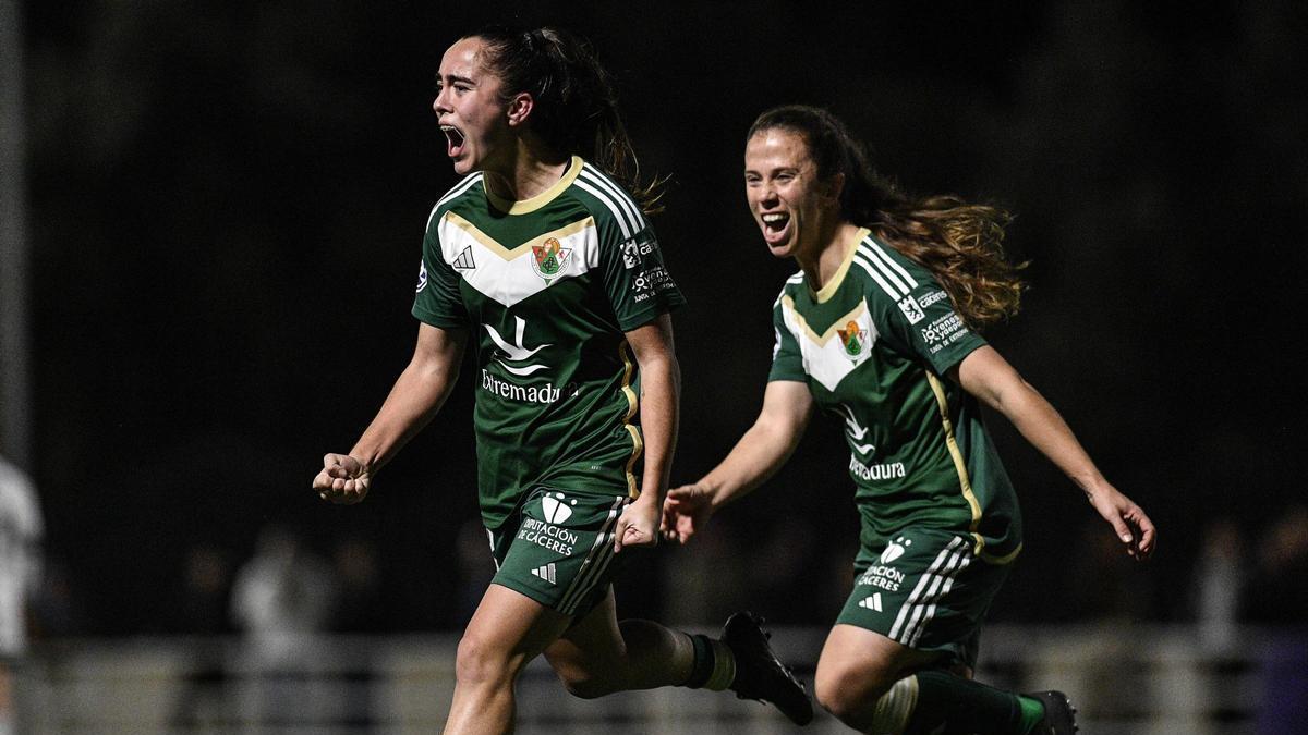 Carmen Acedo y Sara Carrillo celebran un gol al Albacete.