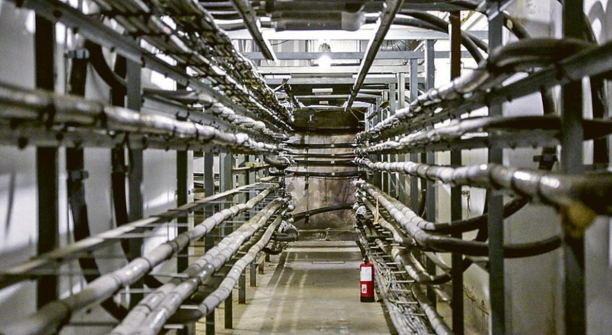 Galería de cables de la que parten las conducciones de fibra y cobre hacia la ciudad.