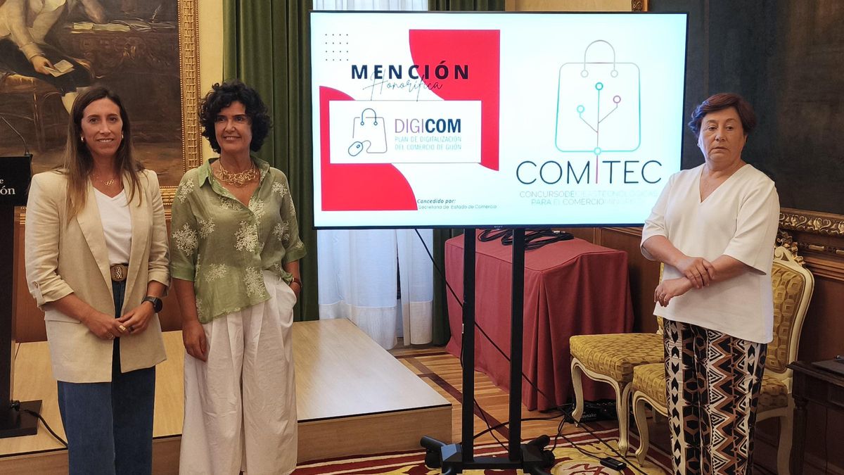 Ángela Pumariega, Sara Menéndez y Crmen Moreno junto a la pantalla que muestra el premio conseguido.