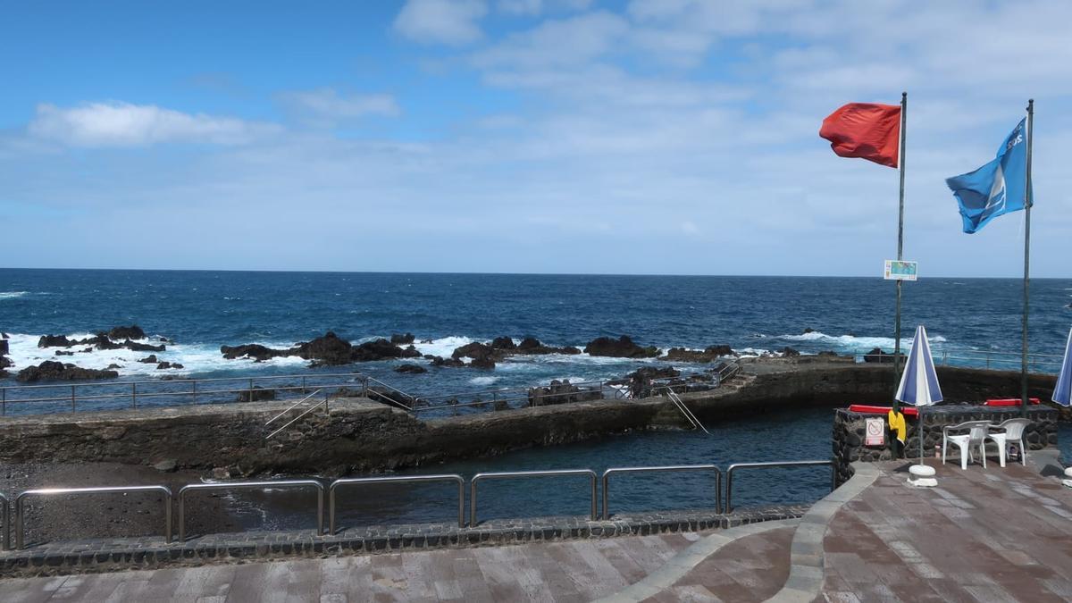 La Playa de San Telmo con la bandera roja que prohíbe el baño