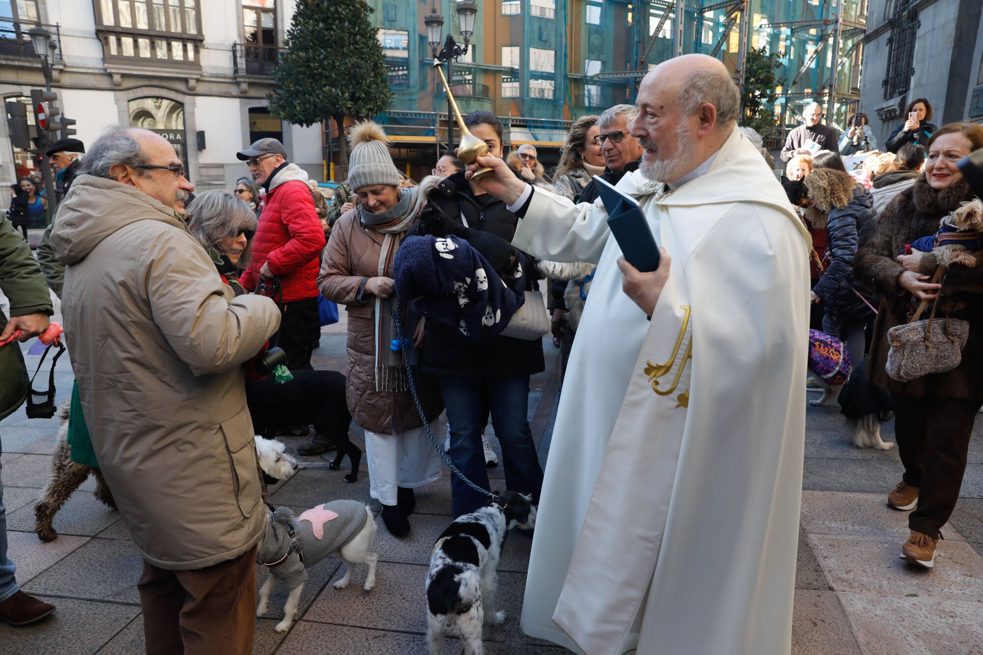 EN IMÁGENES: Bendición de mascotas por San Antón en la basílica de San Juan de Oviedo