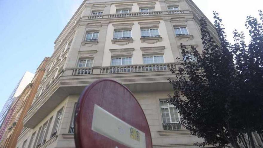 Una de las fachadas del edificio Fenosa en la calle Fernando Macías.