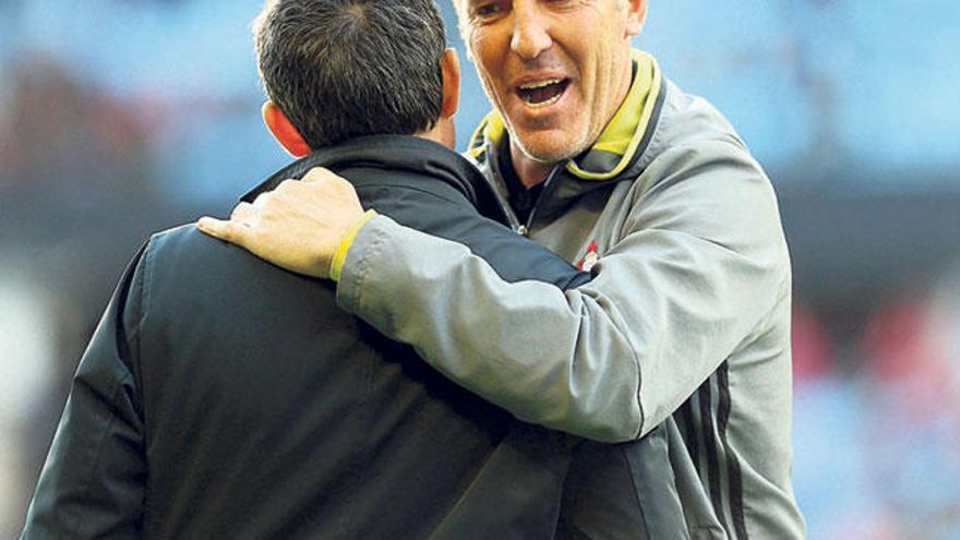 Eduardo Berizzo saluda a Ernesto Valverde. // Marta G. Brea