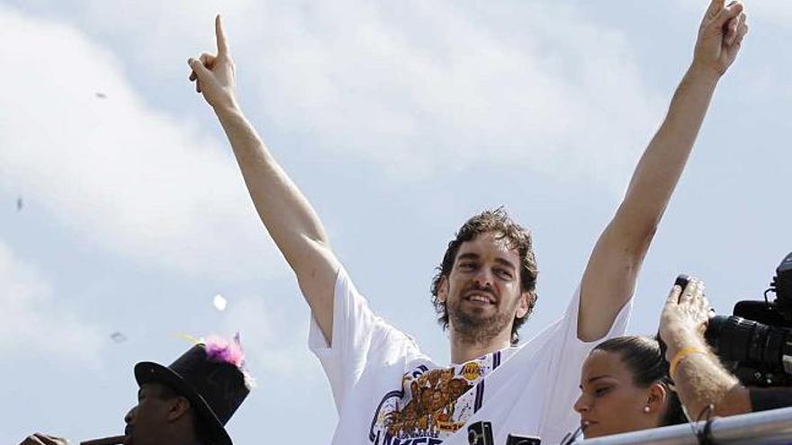 Gasol celebra su título en las calles de Los Ángeles