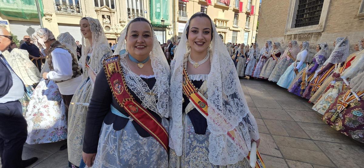 Nuria, con la presidenta de la comisión, en la Procesión de la Virgen