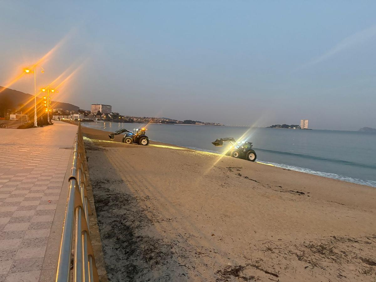Trabajos de limpieza que se están llevando a cabo estos días en la playa de Samil.