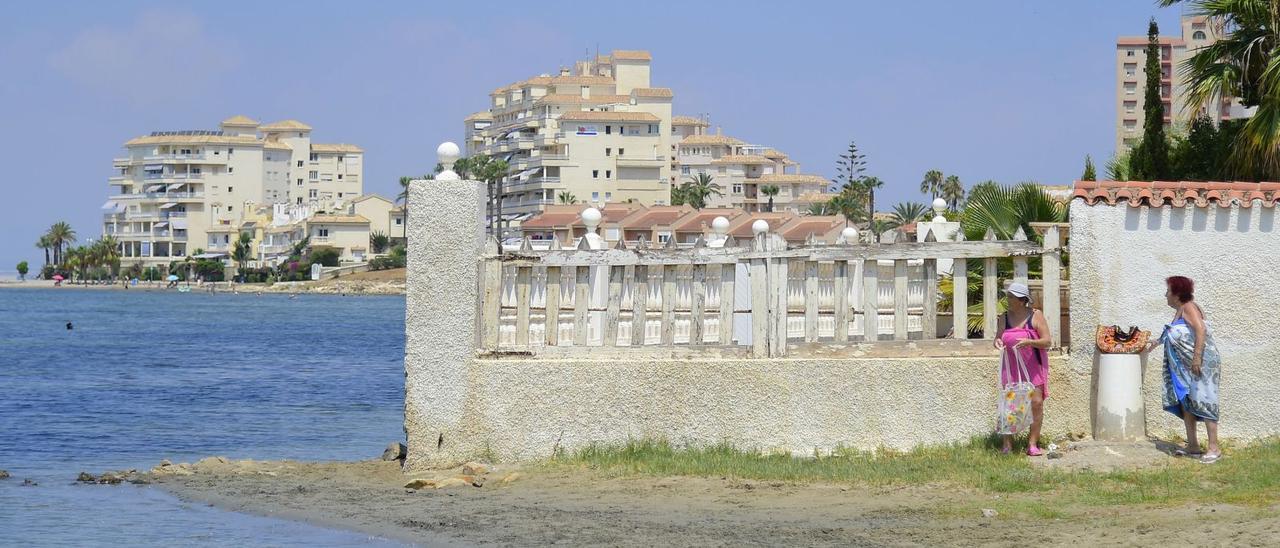 Una vivienda de La Mangatraspasa el deslinde del dominiopúblico en la playa del Galán.