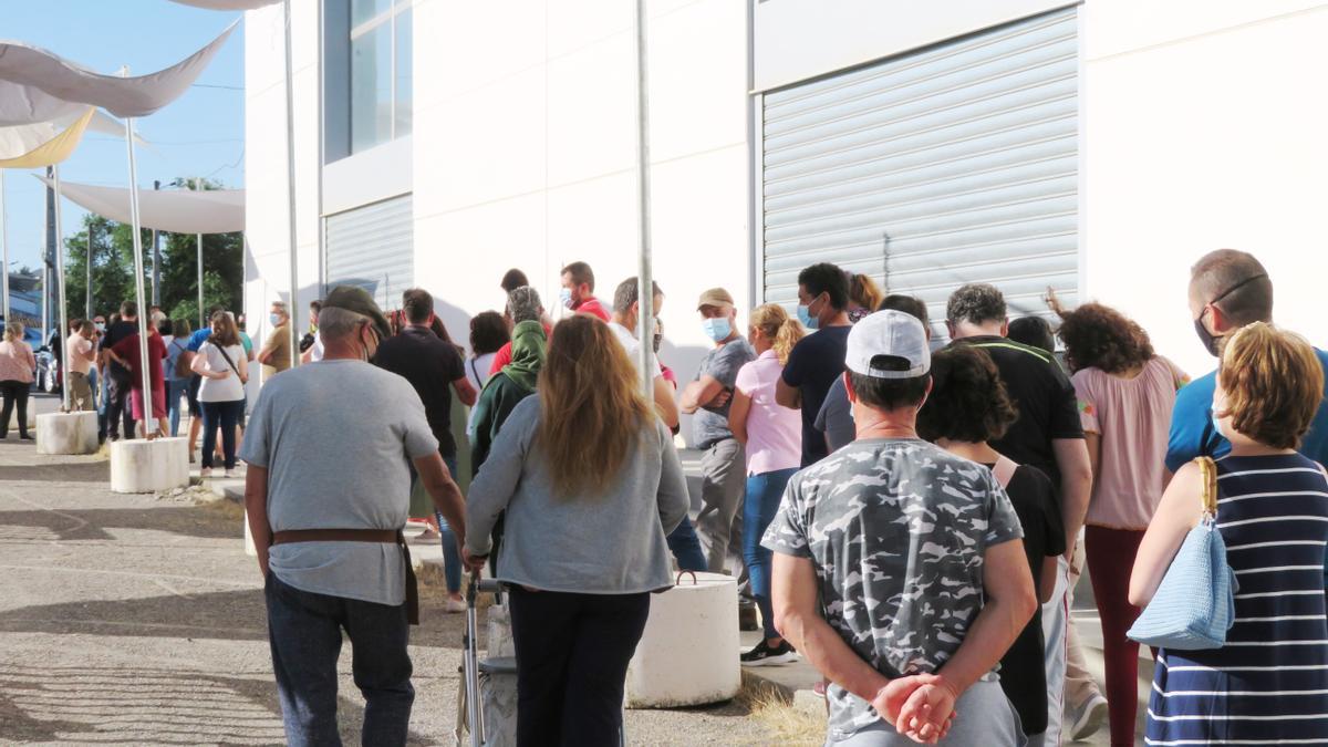 Colas a las puertas del Pabellón Multiusos de Monesterio