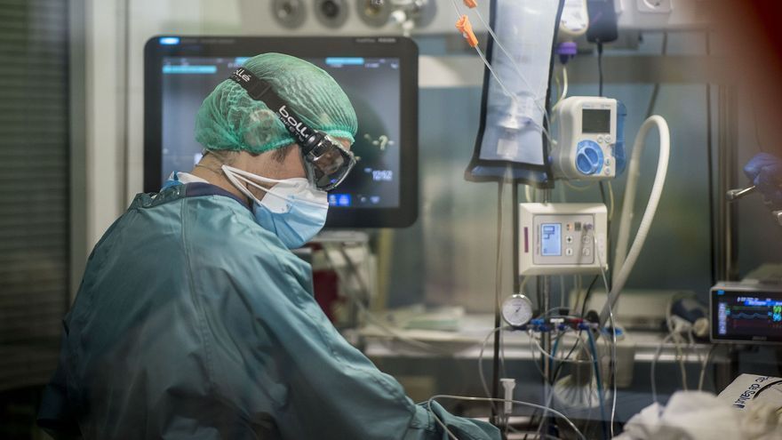 Un sanitario atiende a un paciente durante la pandemia.