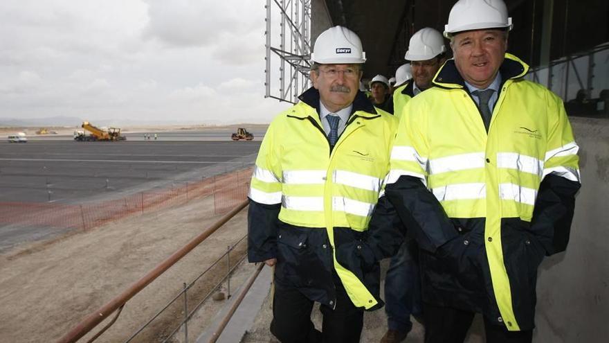 Luis del Rivero (i) y Ramón Luis Valcárcel visitan las obras del aeropuerto de Corvera en marzo de 2011.