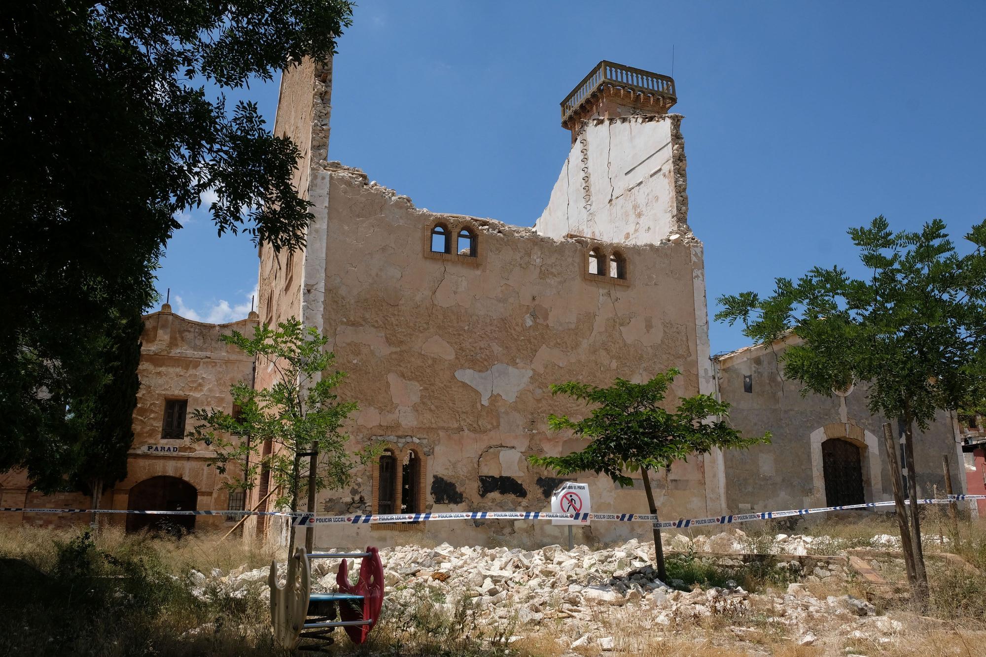 Recientemente, una de las paredes de la fábrica de alcoholes se derrumbó y un valioso buzón esculpido con forma de cabeza de león fue robado