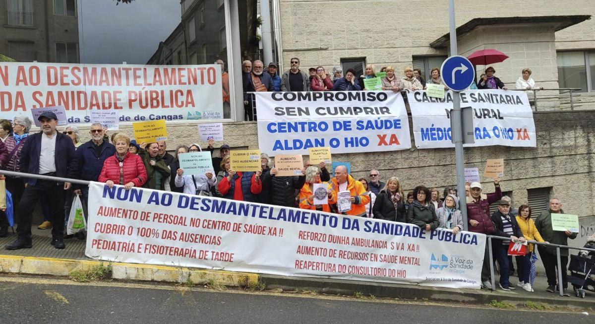 La concentración de Cangas, con la presencia de los colectivos de O Hío. | S. ÁLVAREZ
