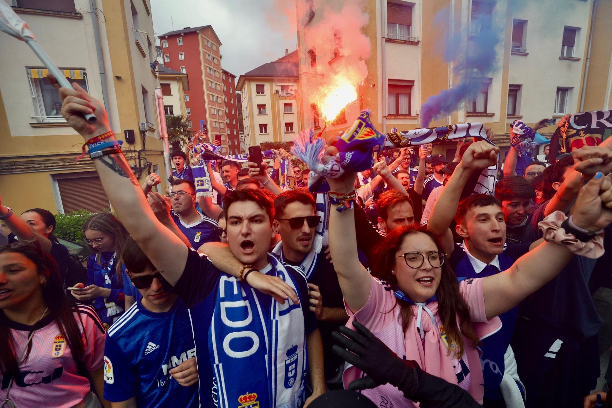Los aficionados del Oviedo van animando la previa en Eibar