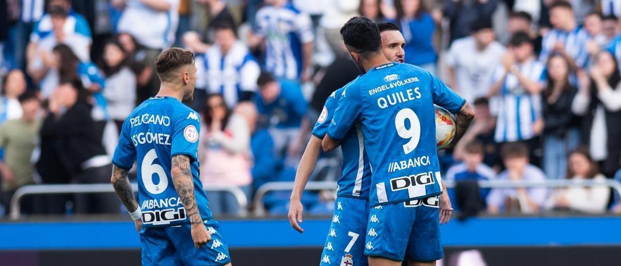 Lucas, Quiles e Isi Gómez celebran uno de los goles de ayer al Fuenlabrada.