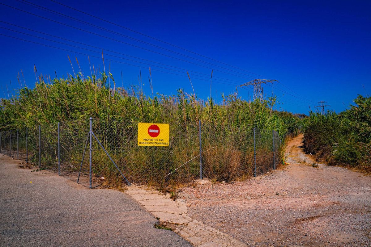 El 1 de julio de 2025, un día después del incendio, una parte de la zona cero en las barracas cercanas al Port de Barcelona se encuentra reservada y delimitada con un cartel. Este indica que está prohibido el paso, debido a que las tierras han quedado contaminadas.