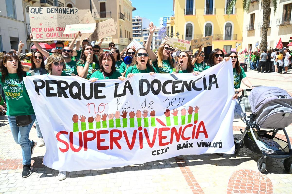 La manifestación de profesores por la huelga educativa llena las calles de Elche