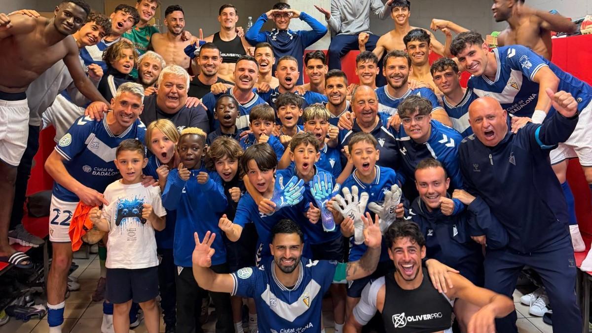 Alegria en el vestuario del CF Badalona