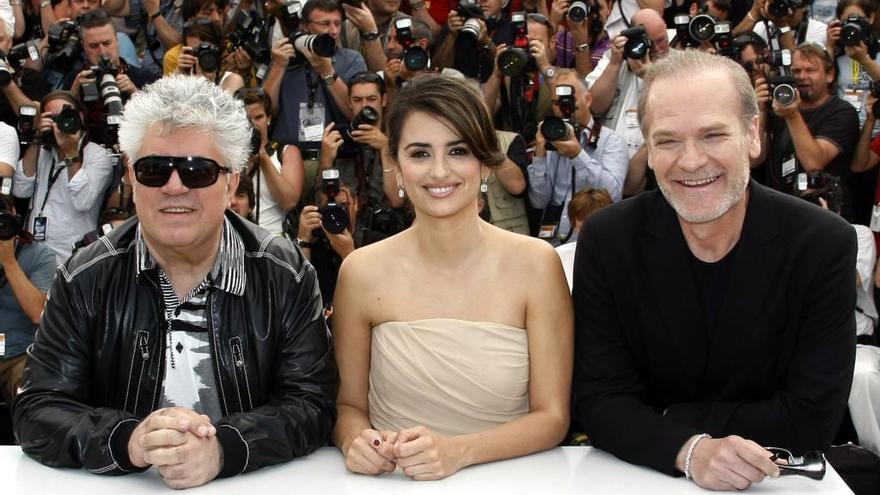 Almodóvar y Homar (junto a Penélope Cruz) en la presentación de &#039;Los abrazos rotos&#039; en Cannes.