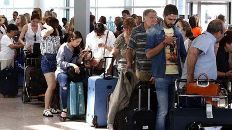 Colas en El Prat para reclamar a Vueling.