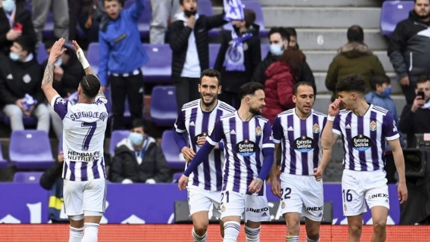 Els jugadors del Valladolid celebren el quart gol.