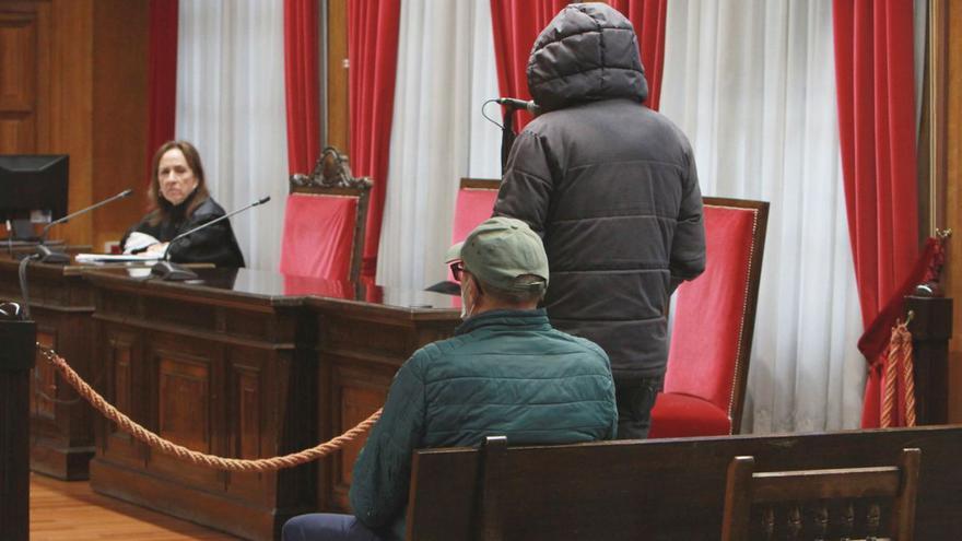 De pie, el hermano que admite el delito de drogas; sentado, el que queda absuelto.