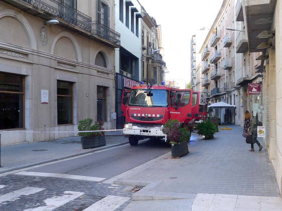 El carrer Monturiol tallat l'endemà de l'incendi