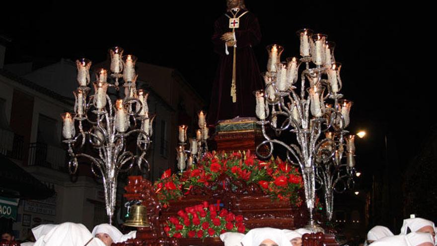 Nuestro Padre Jesús del Rescate aglutina a gran cantidad de devotos durante la procesión.