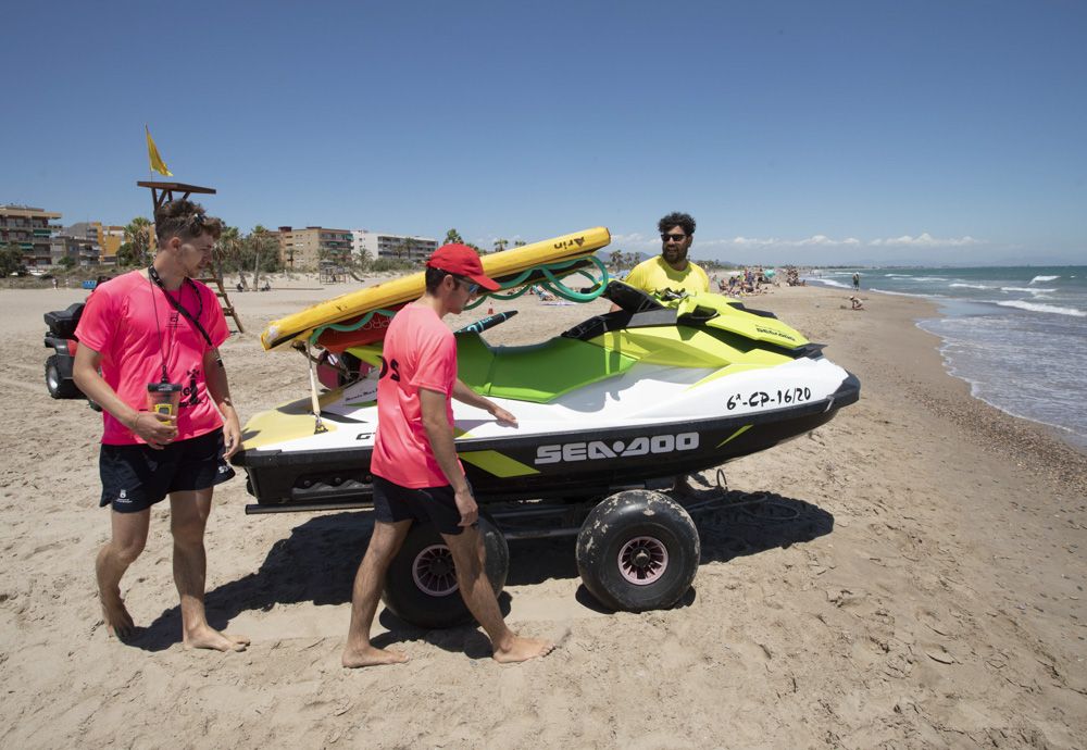 Canet iza sus banderas de calidad y presenta su dispositivo de playa.