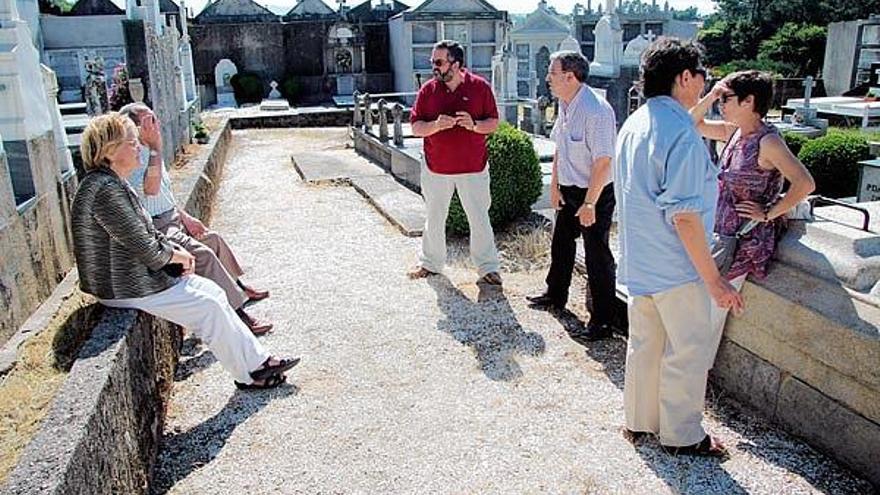 Rosalía González y Xan Carlos Garrido, con otras personas en el tramo de camino del cementerio en el que yacen los restos mortales de los 6 republicanos fusilados.