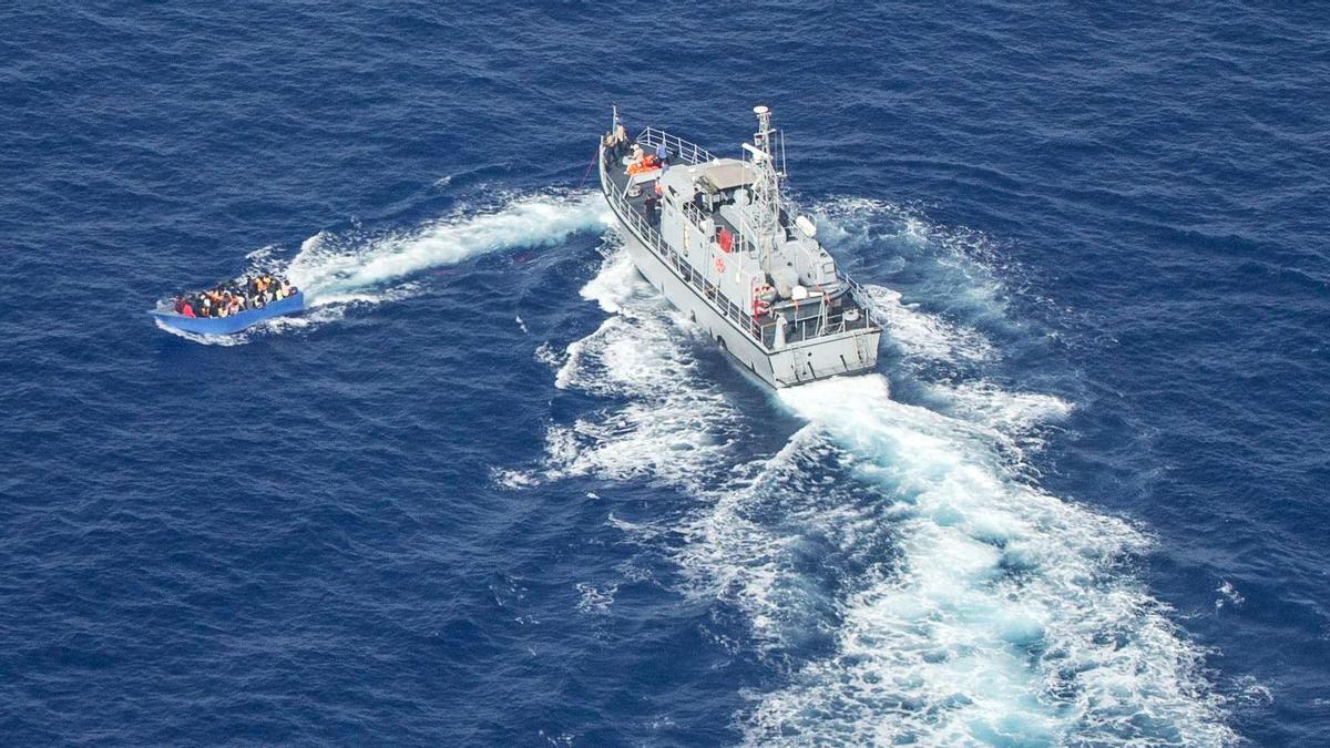 Momento en que los guardacostas libios disparan a un barco de migrantes en el Mediterráneo.