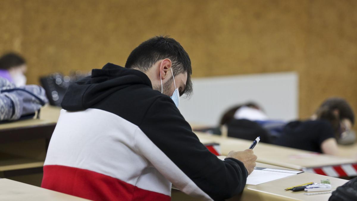 Un alumno, durante un examen en la Universidad de Oviedo.