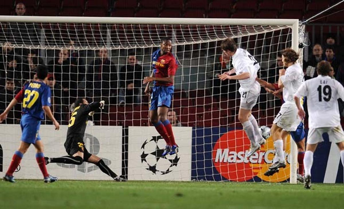 En el partit de la fase de grups de la Lliga de Campions 2008-09 el Xakhtar va donar la sorpresa guanyant al Camp Nou, durant la primera temporada de l’era Guardiola. En la imatge Gladkiy bat Jorquera lliure de marca.