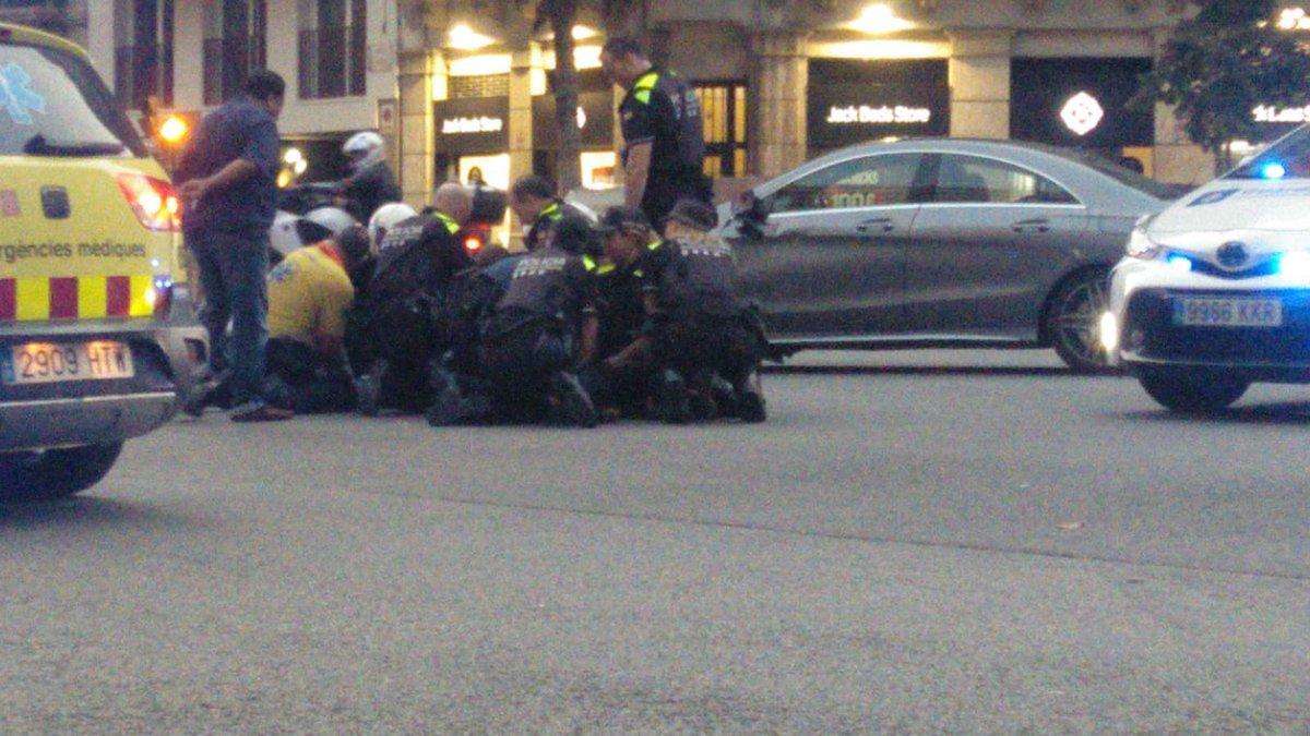 Conductor detenido tras arrollar ebrio a un motorista en Barcelona