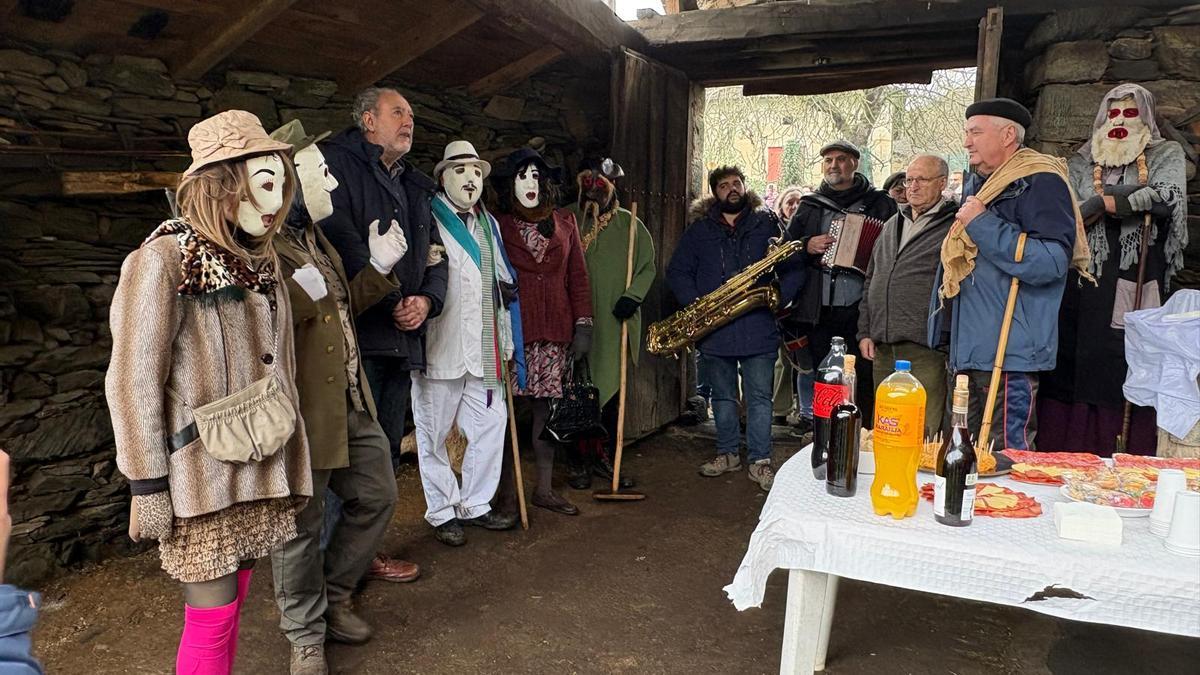 Os Reises llenan de alegría y música el Valledor