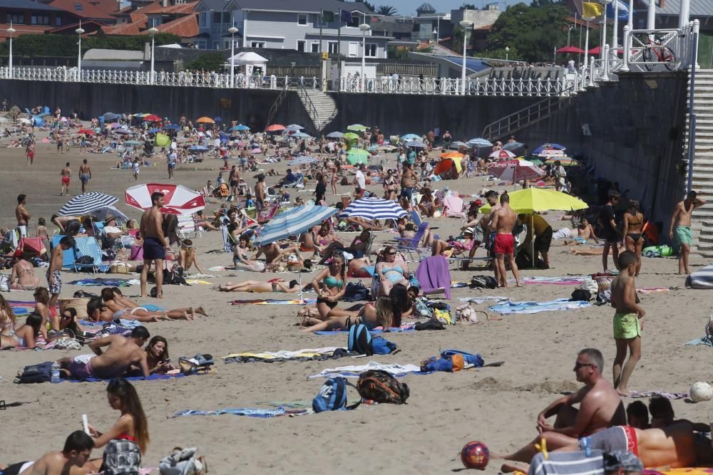 Domingo de calor y de atascos en Asturias