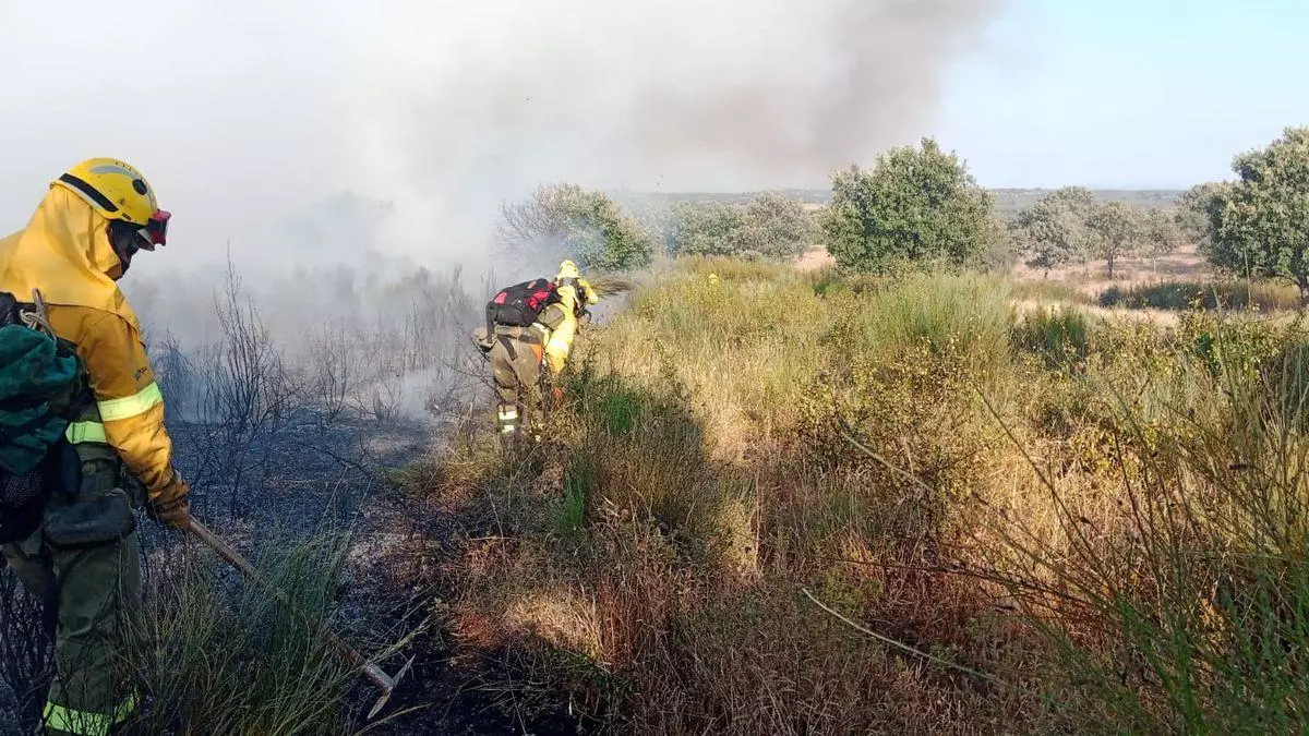 Controlado un incendio en Calzadilla y se mantiene activo otro en Guijo de Coria