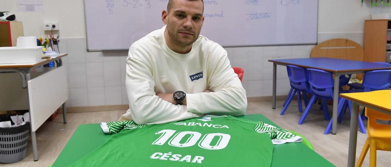 César Carballeira, con la camiseta con el número cien, en un aula del colegio Liceo. |  // VÍCTOR ECHAVE