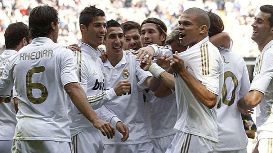 Los jugadores del Madrid celebran el gol de Pepe.