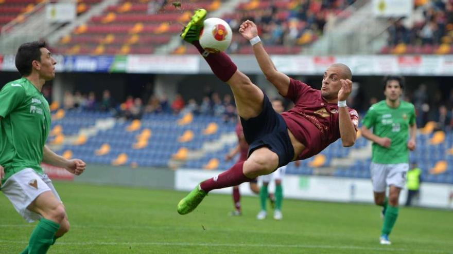 Kevin Levis, del Pontevedra, remata a portería de forma espectacular ante la presencia de un jugador del Órdenes durante el partido de ayer. // Gustavo Santos