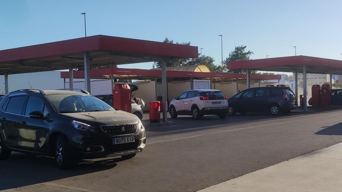 Este lunes se formaron colas de vehículos frente a los boxes de lavado