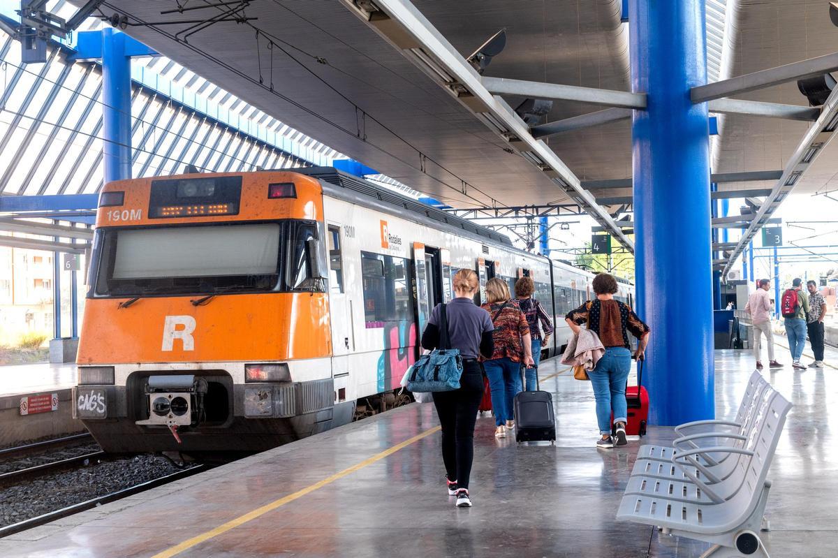 Tren de la R12, en uno de los andenes de la estación de Lleida